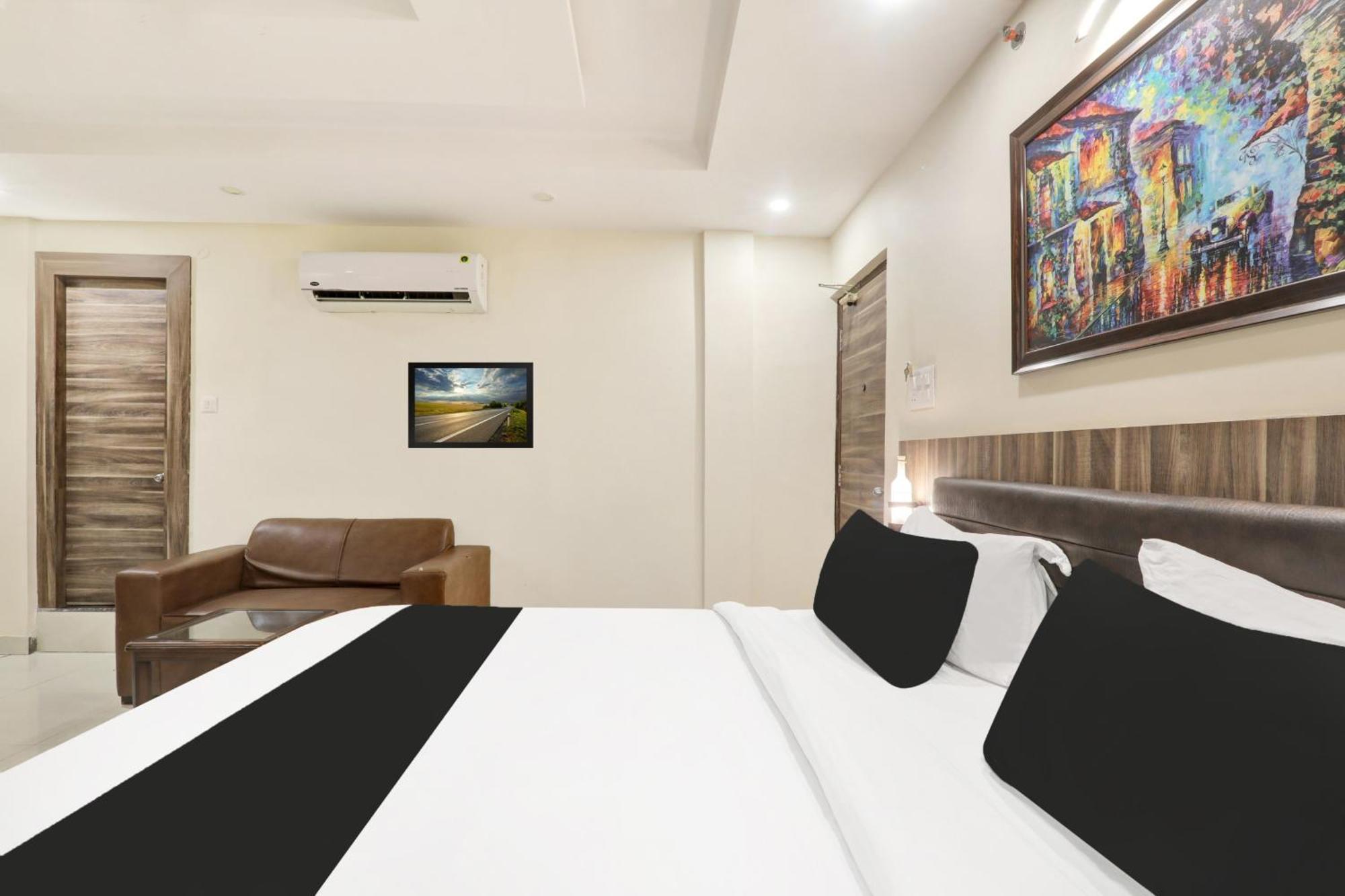 Super Townhouse Kankarbagh Formerly Kunwar Alcajars Patna  Exteriér fotografie